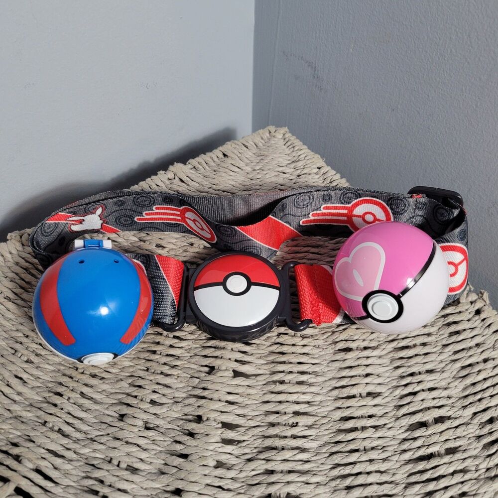 Pokemon Belt Toy w/2 Pokemon Blue & Pink Ball Clip Eevee Figure Included